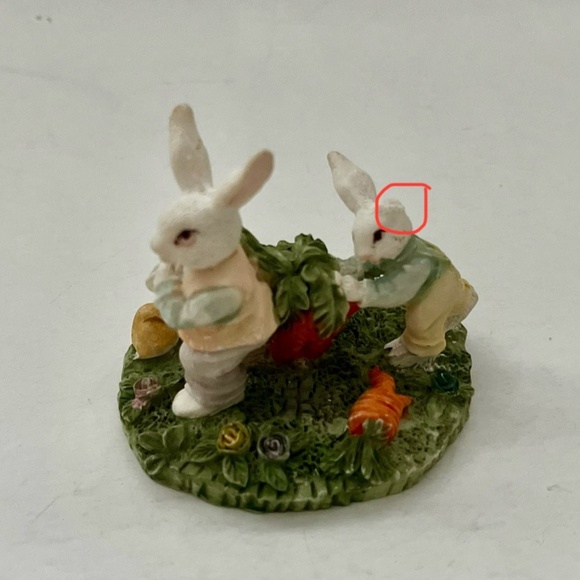SET OF 4 RESIN EASTER RABBITS IN THEIR GARDENS - Picture 6 of 7